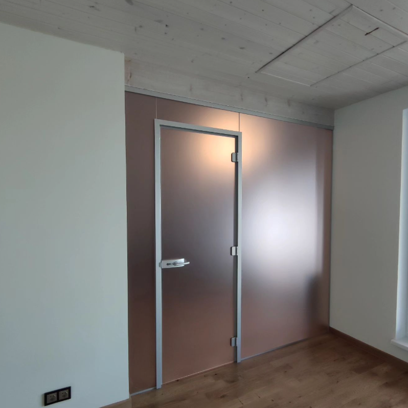 Межкомнатные раздвижные перегородки на заказ Межкомнатная перегородка с дверью