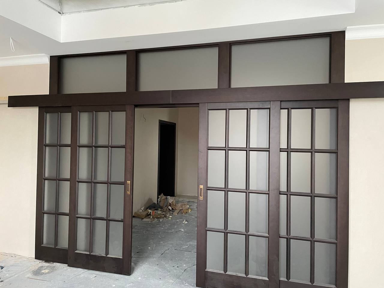 Межкомнатные двери Раздвижная дверь ПМЦ Ол10 орех 15% с фрамугой